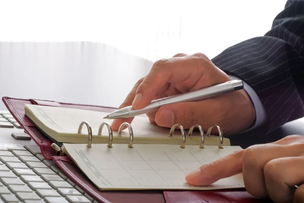 スケジュール表を見て日程を確認する採用担当者