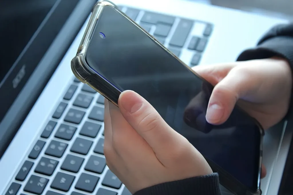 スマートフォンを持つ女性