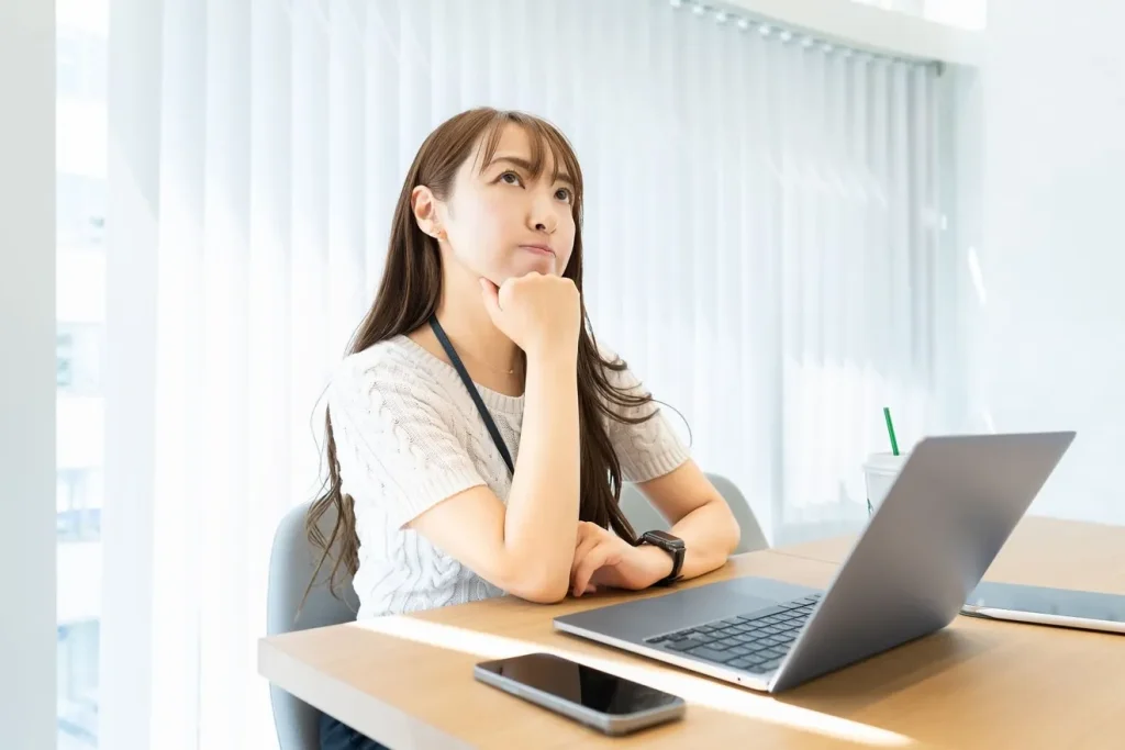 ホームページとSNS、どちらを優先すべきか迷ってる女性