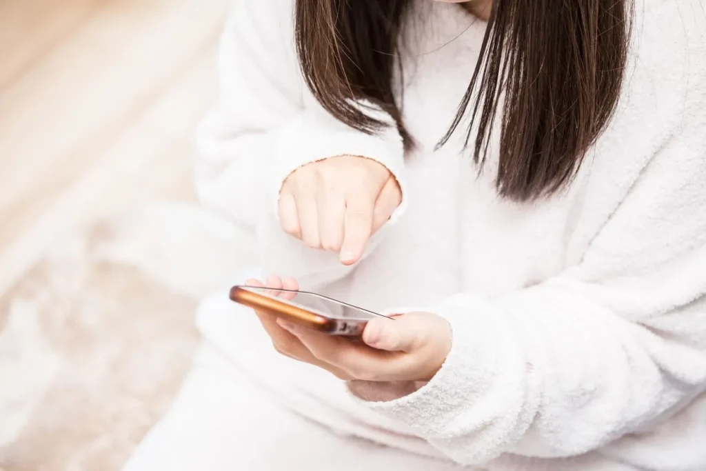 飲食店の予約をする女性