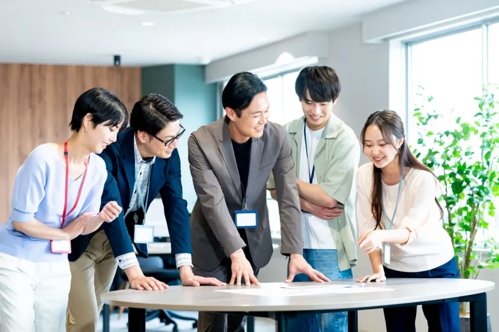 雰囲気の良い職場で働く5人の男女