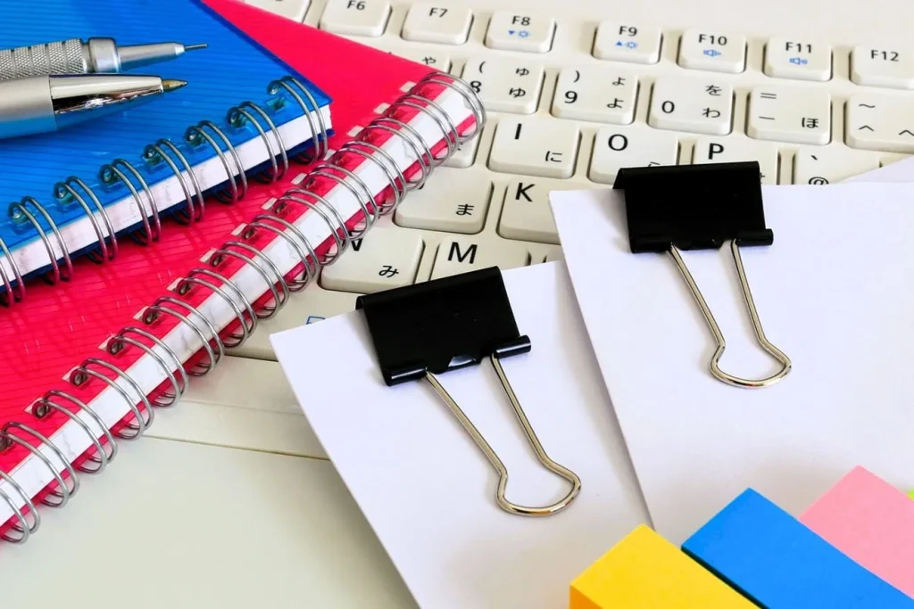 採用に関する書類とキーボード