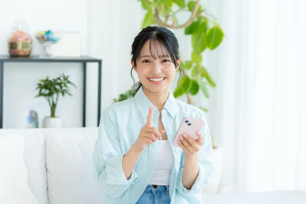 スマートフォンを持って要点を確認する女性