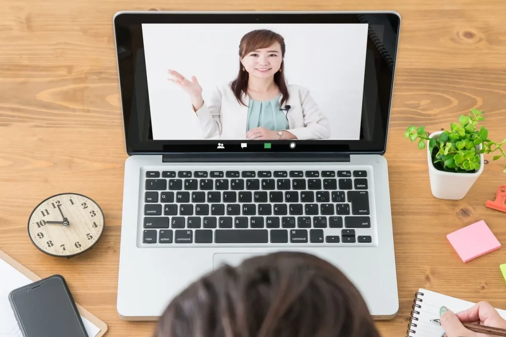 ノートパソコンに映った面接官と、オンライン面接の様子