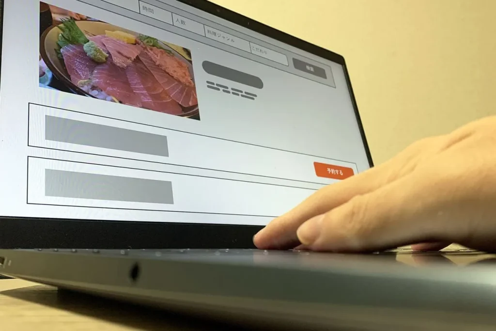 飲食店サイトを見ている人