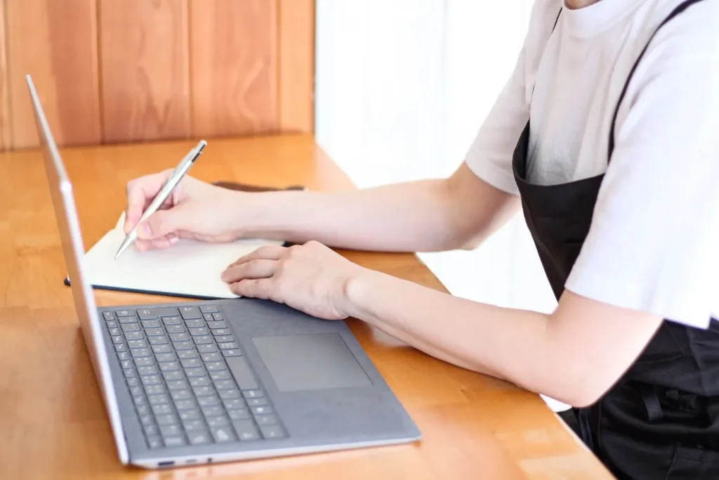 サイトに掲載するメニューをまとめる女性