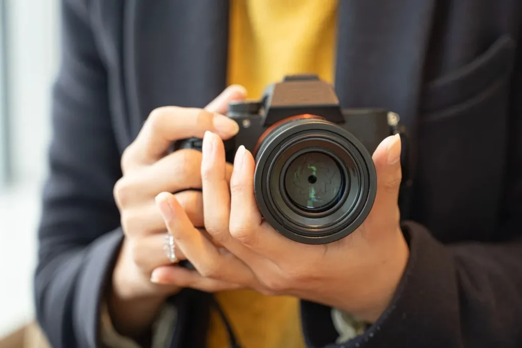 スタッフ写真を撮影するカメラ