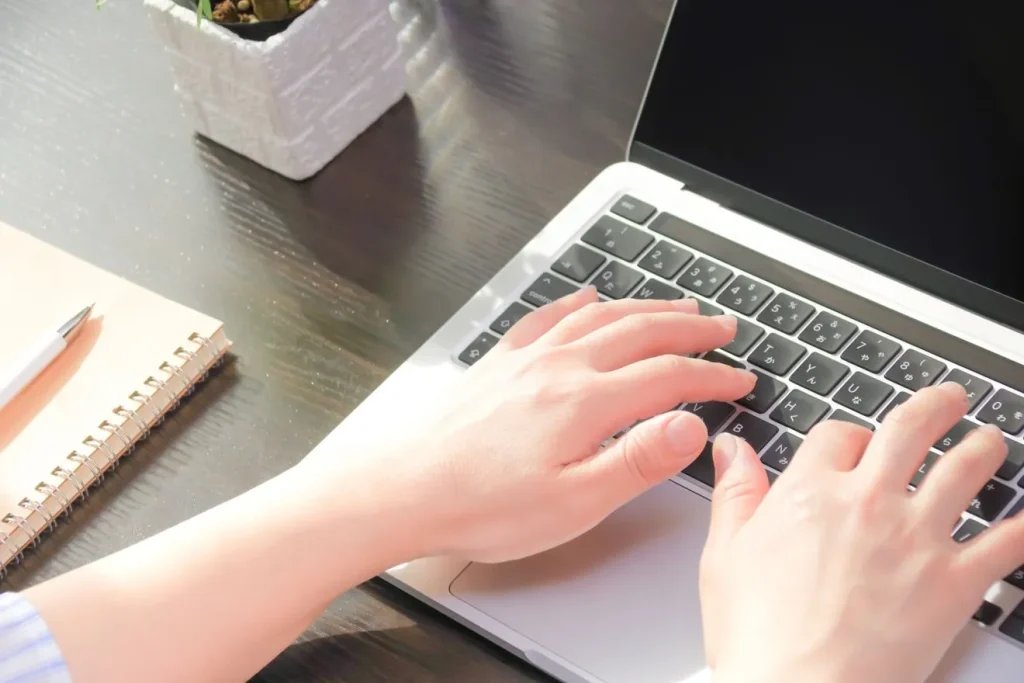 パソコンから企業に問い合わせする女性