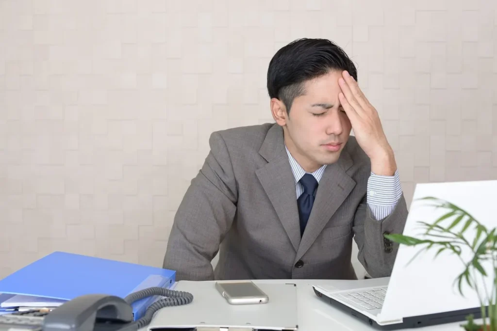 コーポレートサイトの構成に失敗してショックを受ける男性