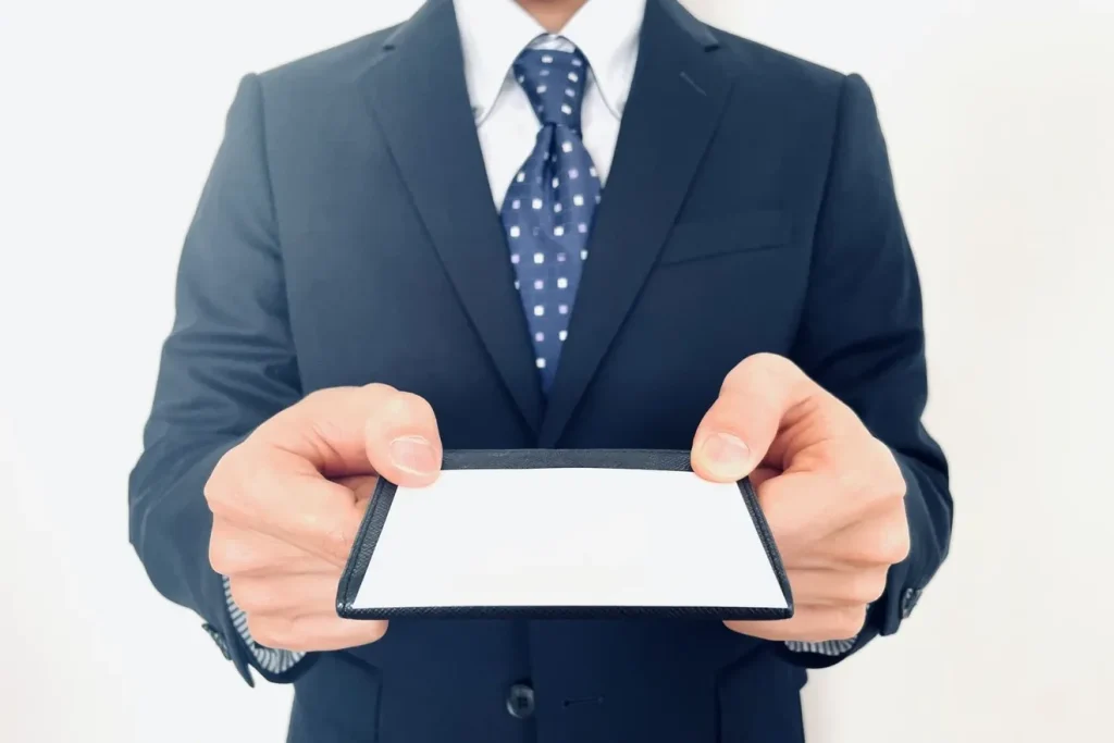 名刺を差し出すビジネスマン