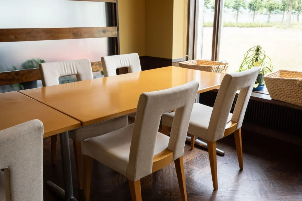 レストランのテーブル席