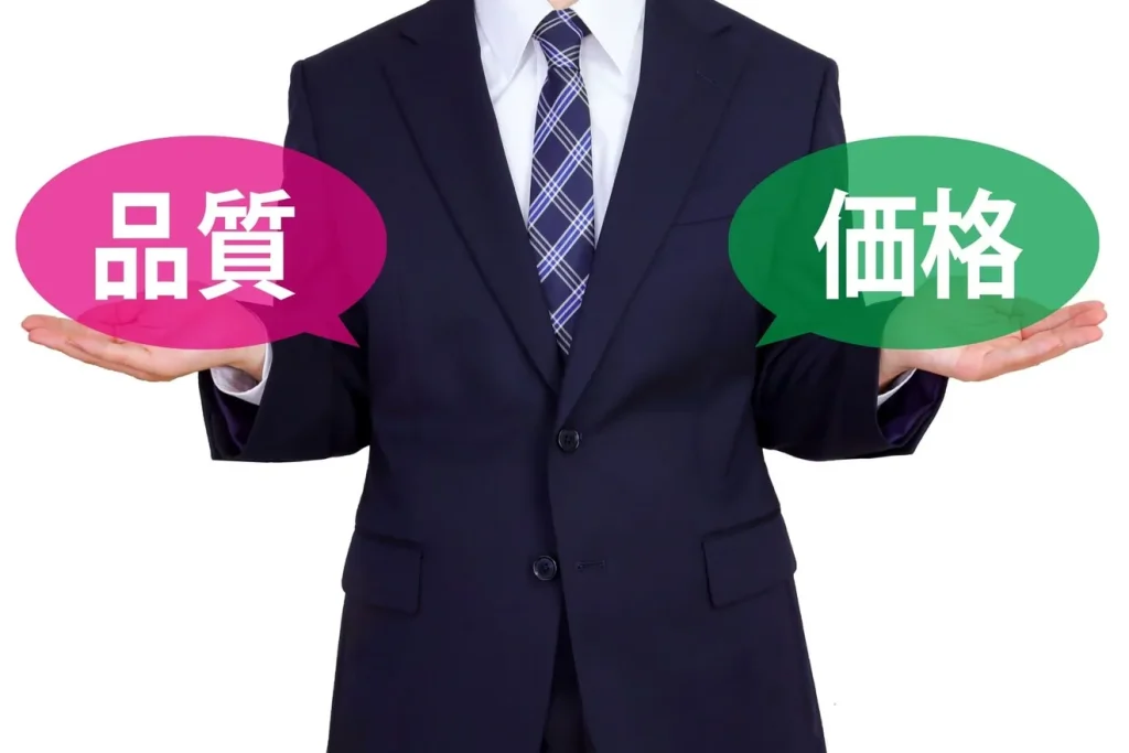 品質と価格を比べているビジネスマン