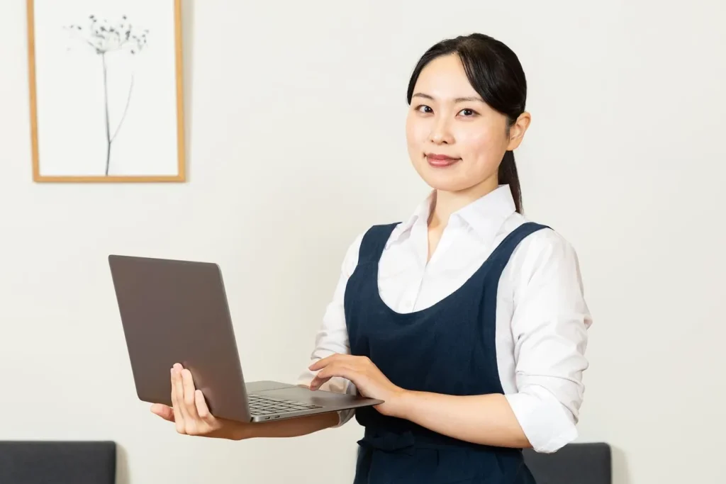 パソコンを持っている飲食店の店員