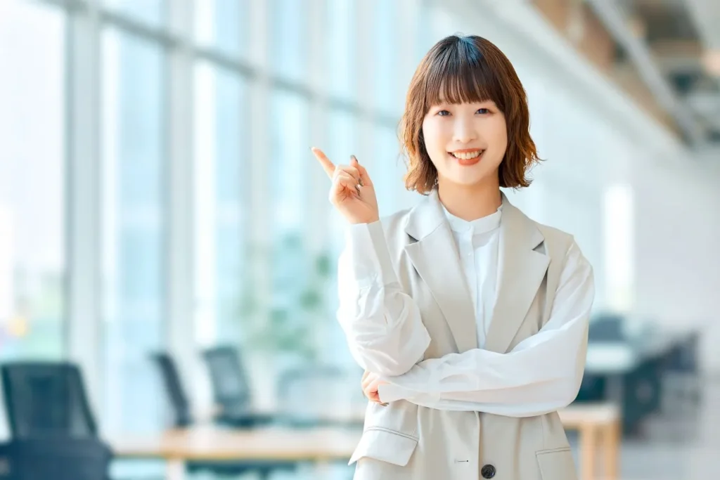判断基準を示す、オフィスにいる女性