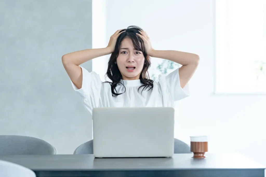 ホームページのリニューアルが失敗して頭を抱える女性