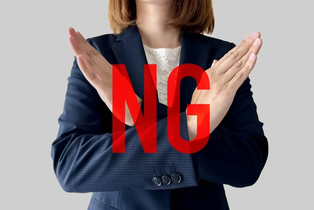 NGサインを出すビジネスマンウーマン