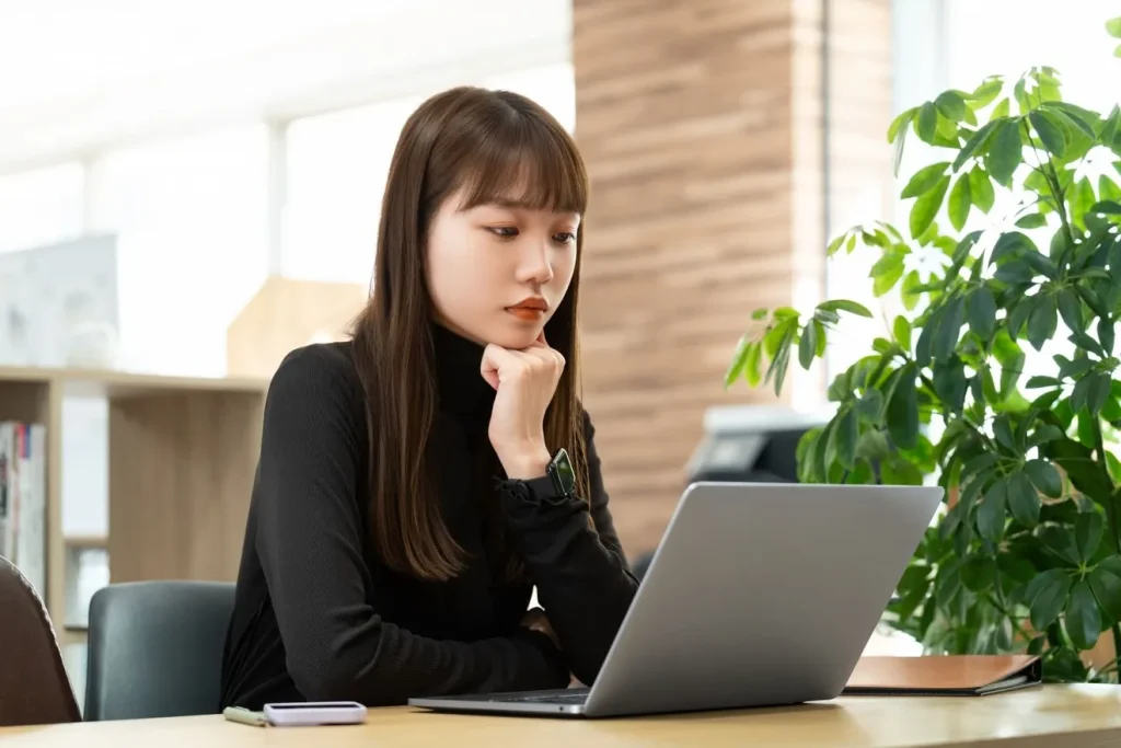 WordPressの操作が難しいと感じている若い女性