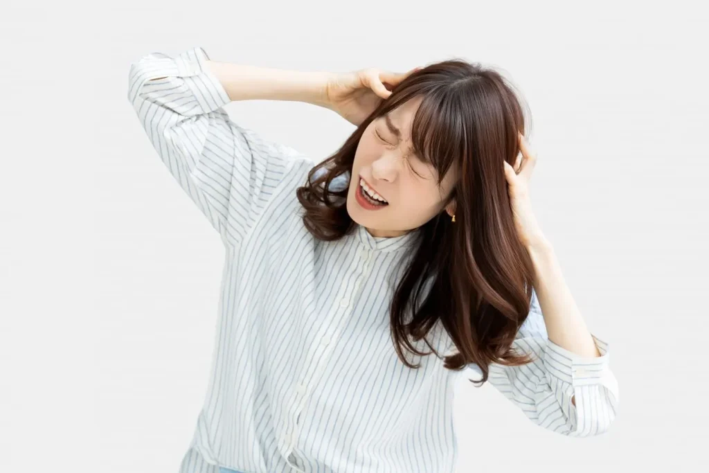 WordPressで失敗して頭を抱えている女性