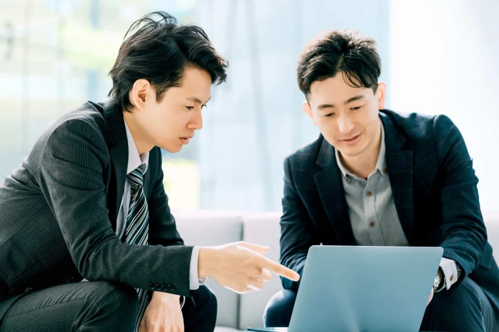 ホームページを複数運用するか相談しているビジネスマン