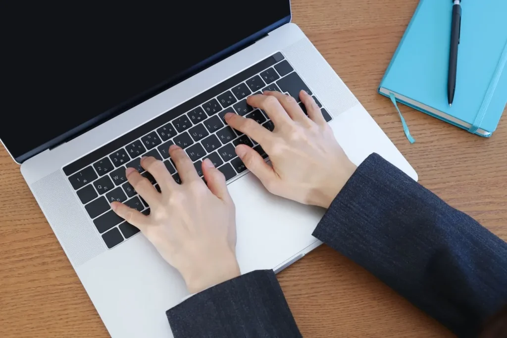 WordPressの更新作業をしている女性