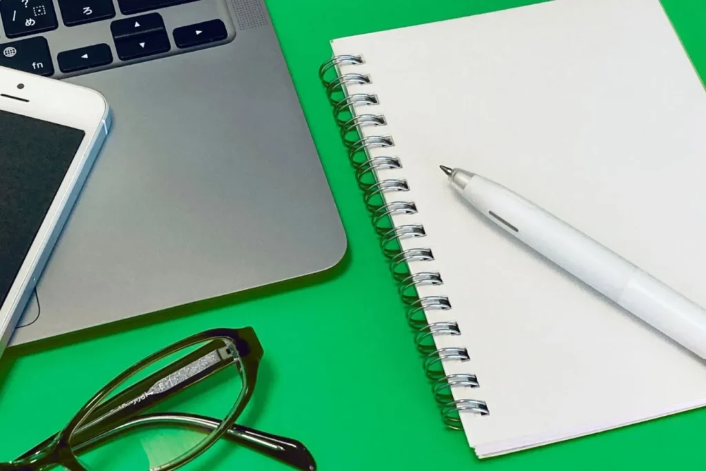 サイト目的を決めるために用意したノートとデバイス