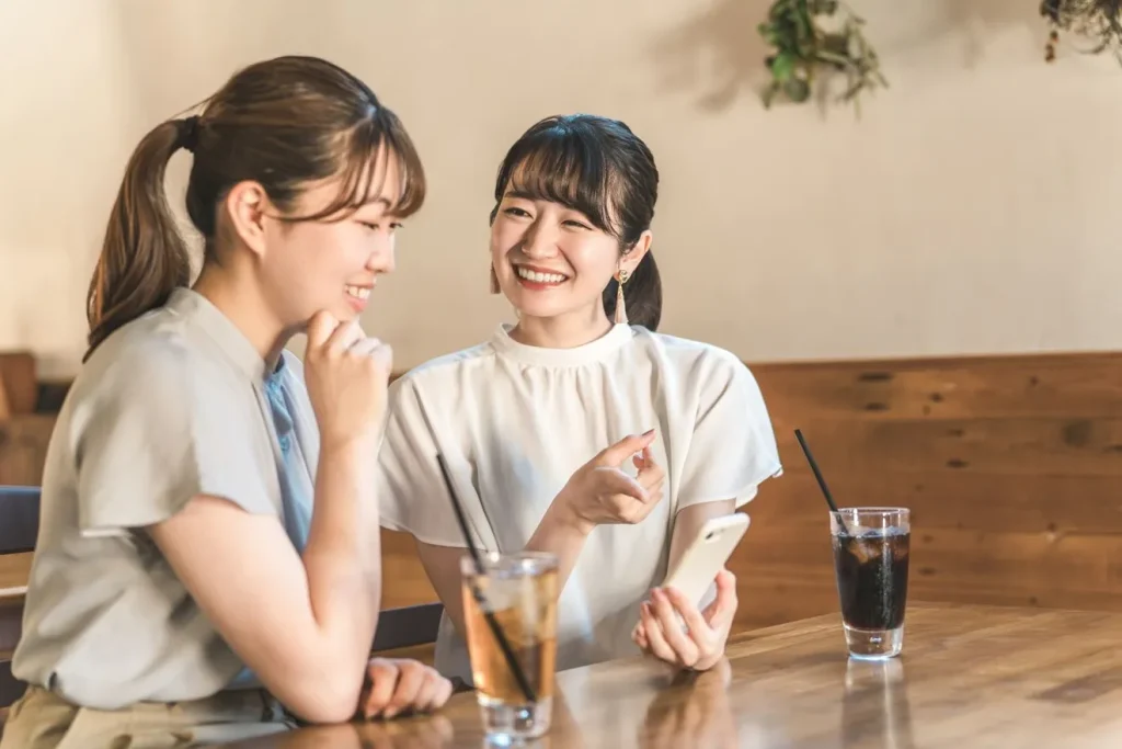 スマホでメニューを確認する2人の女性