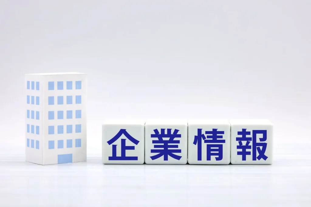 企業情報が書かれた模型