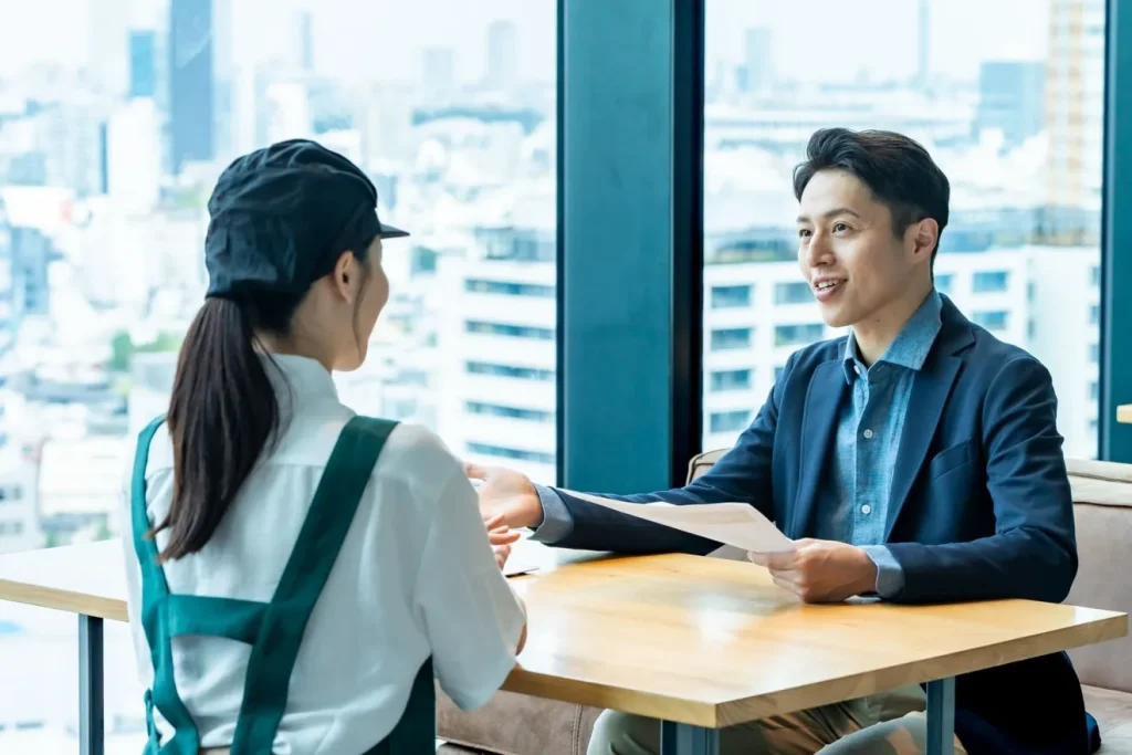 コンサルタントと飲食店のメニューを相談している店員