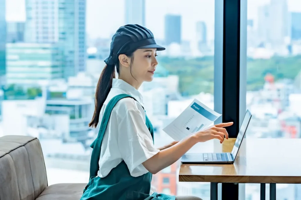 ホームページ作成が難しいと感じている女性店員