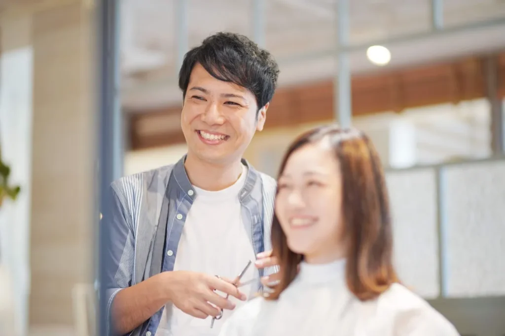 笑顔の美容師と顧客の女性
