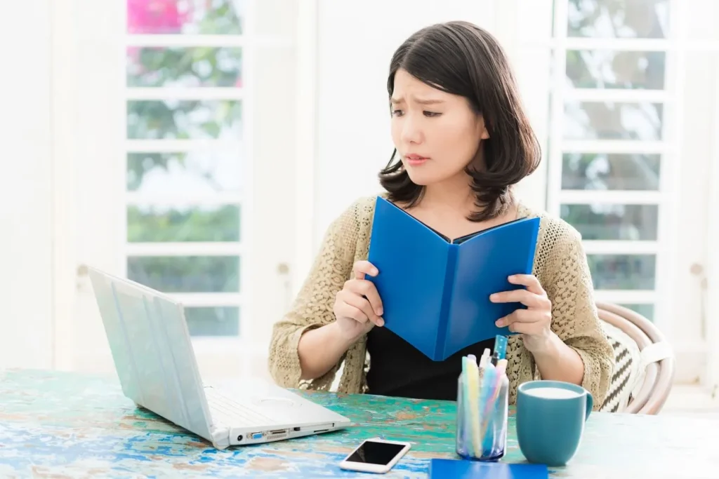 どうやってスタッフ紹介ページを作れば良いか悩んでいる女性