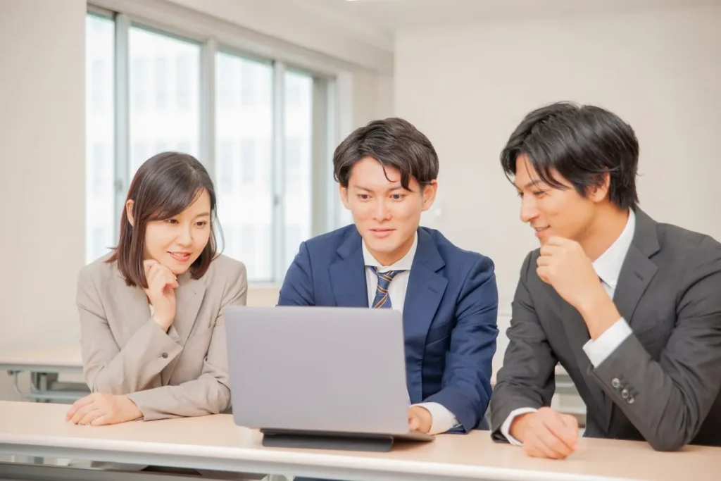 相談しながらスタッフ紹介ページを改善する職場風景