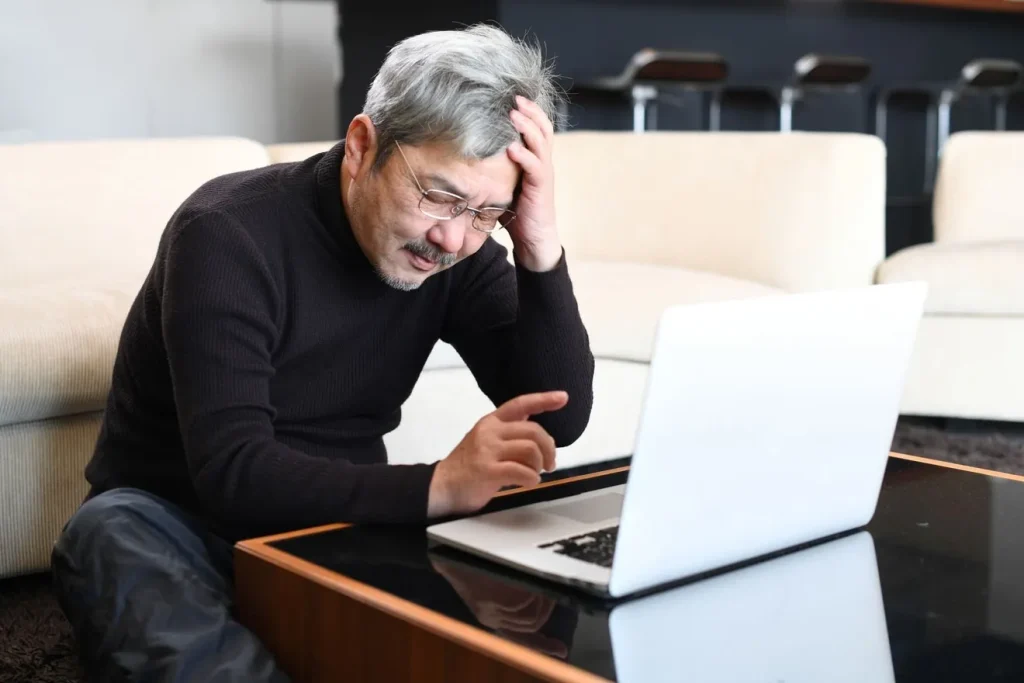 WordPressの更新に失敗して頭を抱える男性