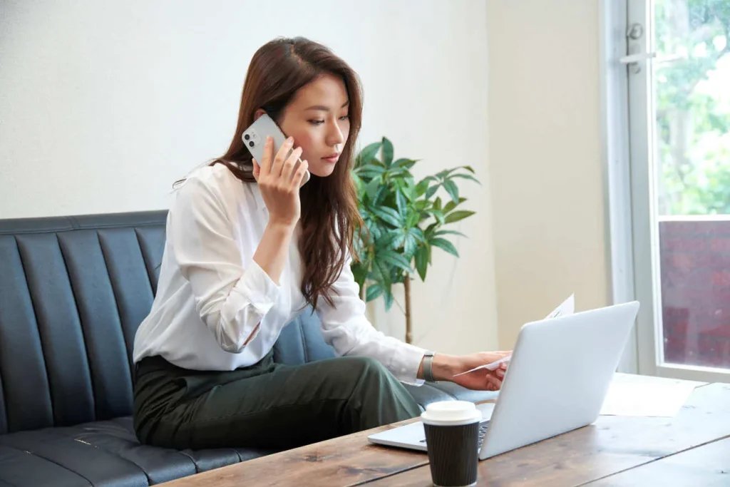 会社概要を見ながら問い合わせする女性