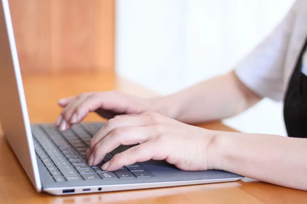 ホームページの更新作業をする店員