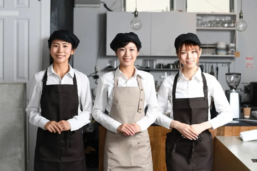 笑顔のカフェ店員3人