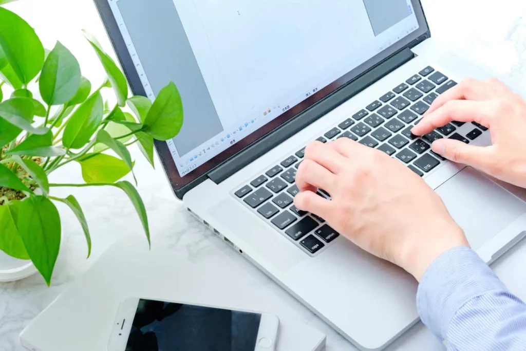 WordPressで記事を書いている男性