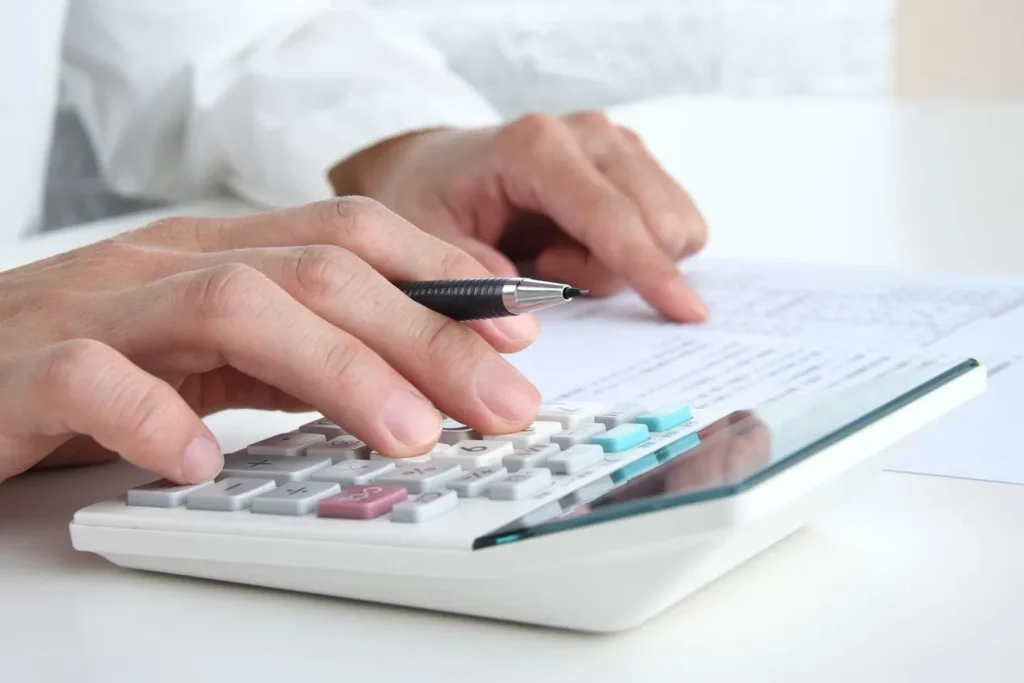 計算機で見積もりを調べる男性