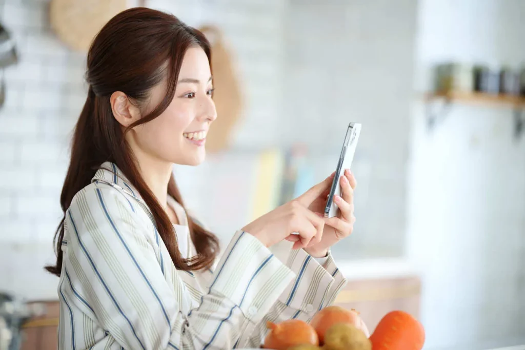 スマホで見やすいメニューを確認する女性