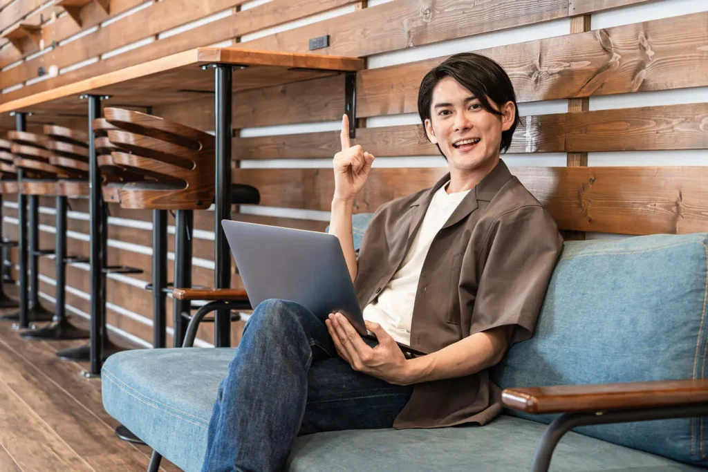 ホームページ作成方法を選んでいる飲食店の男性