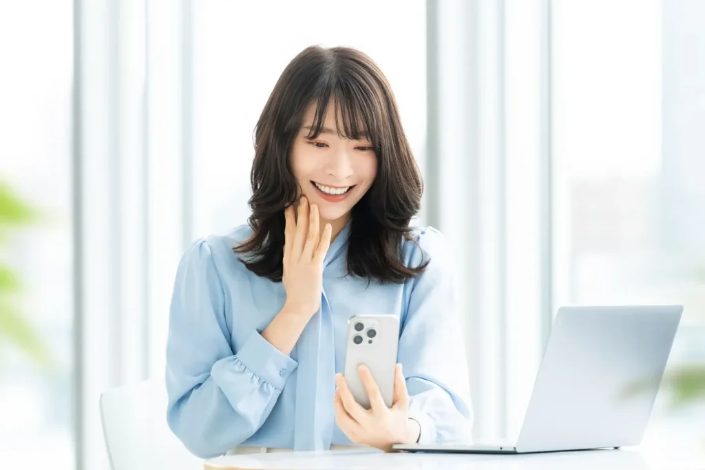 笑顔で見積もりフォームを操作している女性