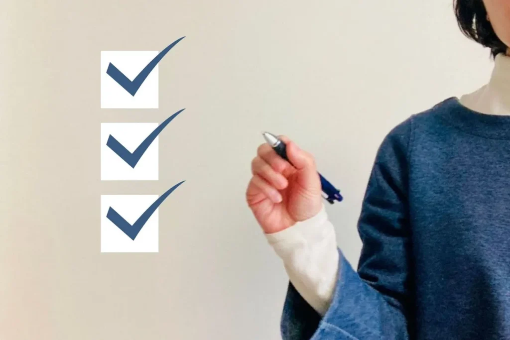 改善の優先順位を決める女性