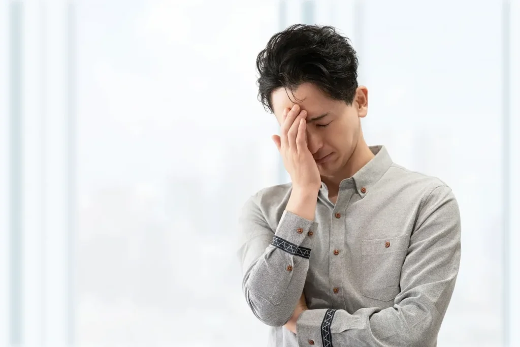 シミュレーターの導入に失敗してショックを受ける男性