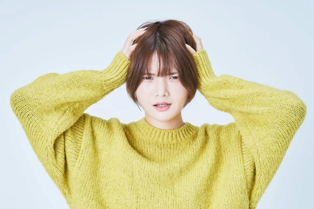 サロン予約で失敗して頭を抱える女性