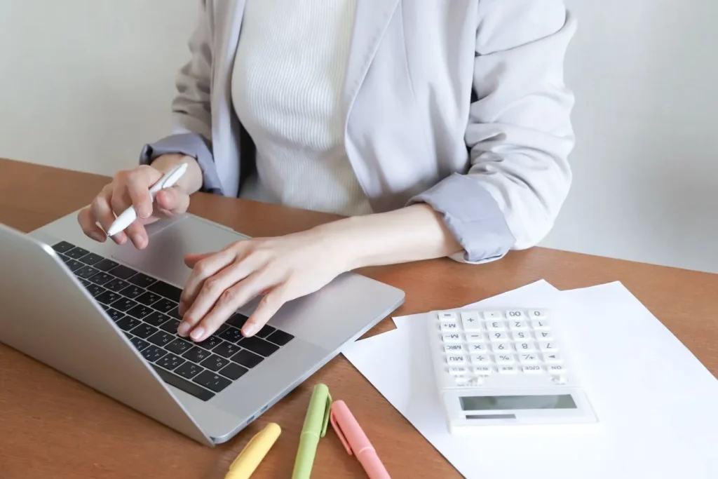 パソコンを操作して見積もり計算をする女性