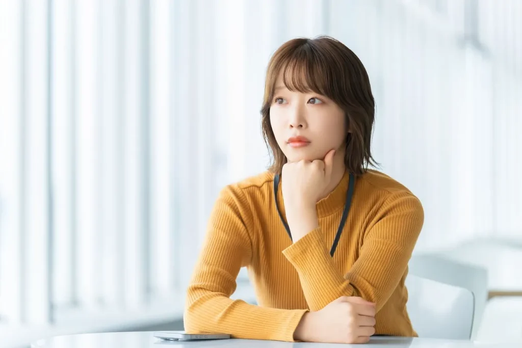 無料ブログからWordPressへの移行に悩んでいる女性