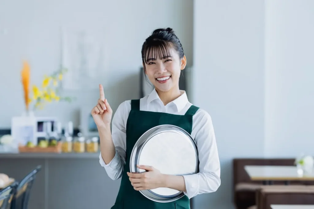 見直しポイントを挙げるカフェ店員