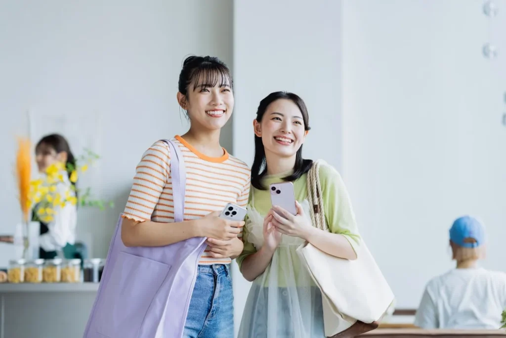 飲食店のホームページを見て来店する女性