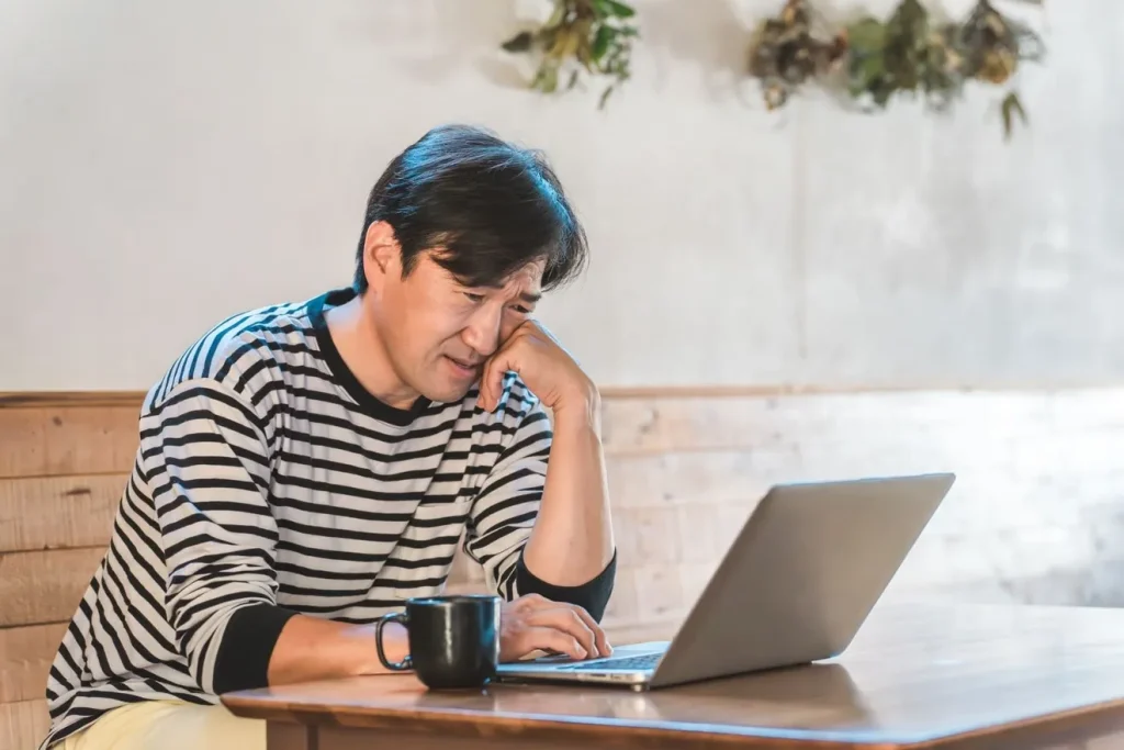 ホームページ作成に失敗して悩む飲食店のオーナー
