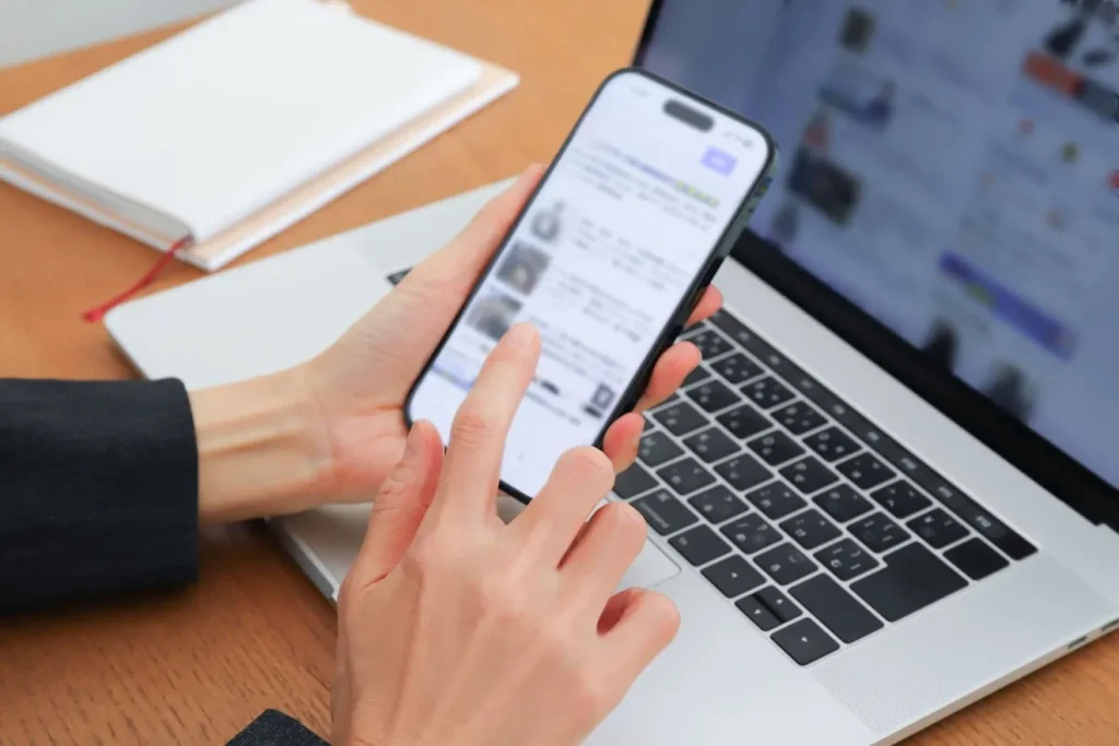 スマートフォンで外部からの導線を確認する女性
